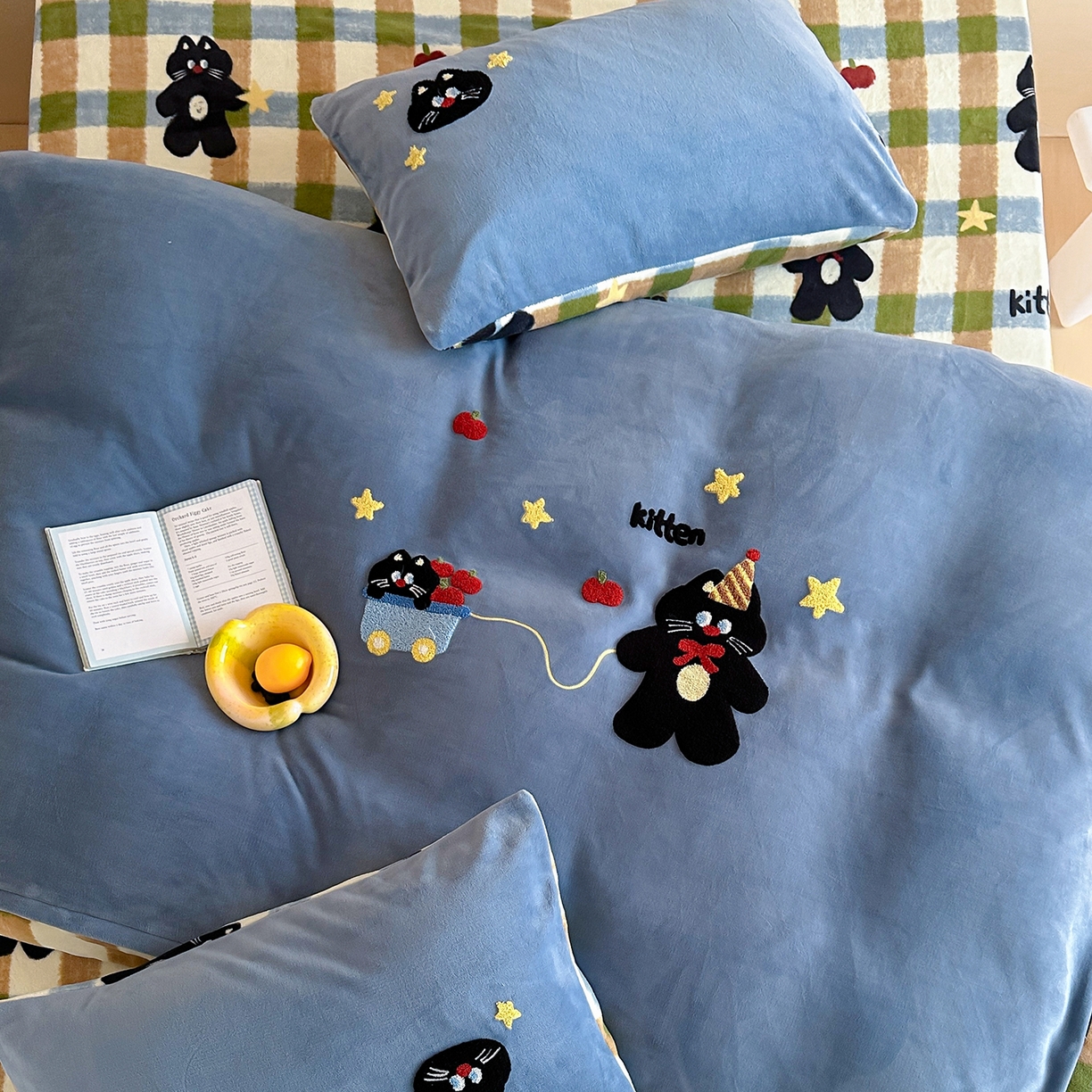 91家纺网 家纺一手货源 找家纺 桃子家居 2025新款A类ins兔毛贴布绣毛巾绣印加绣卡通少女加厚牛奶绒系列四件套 绒贴布绣-星星猫