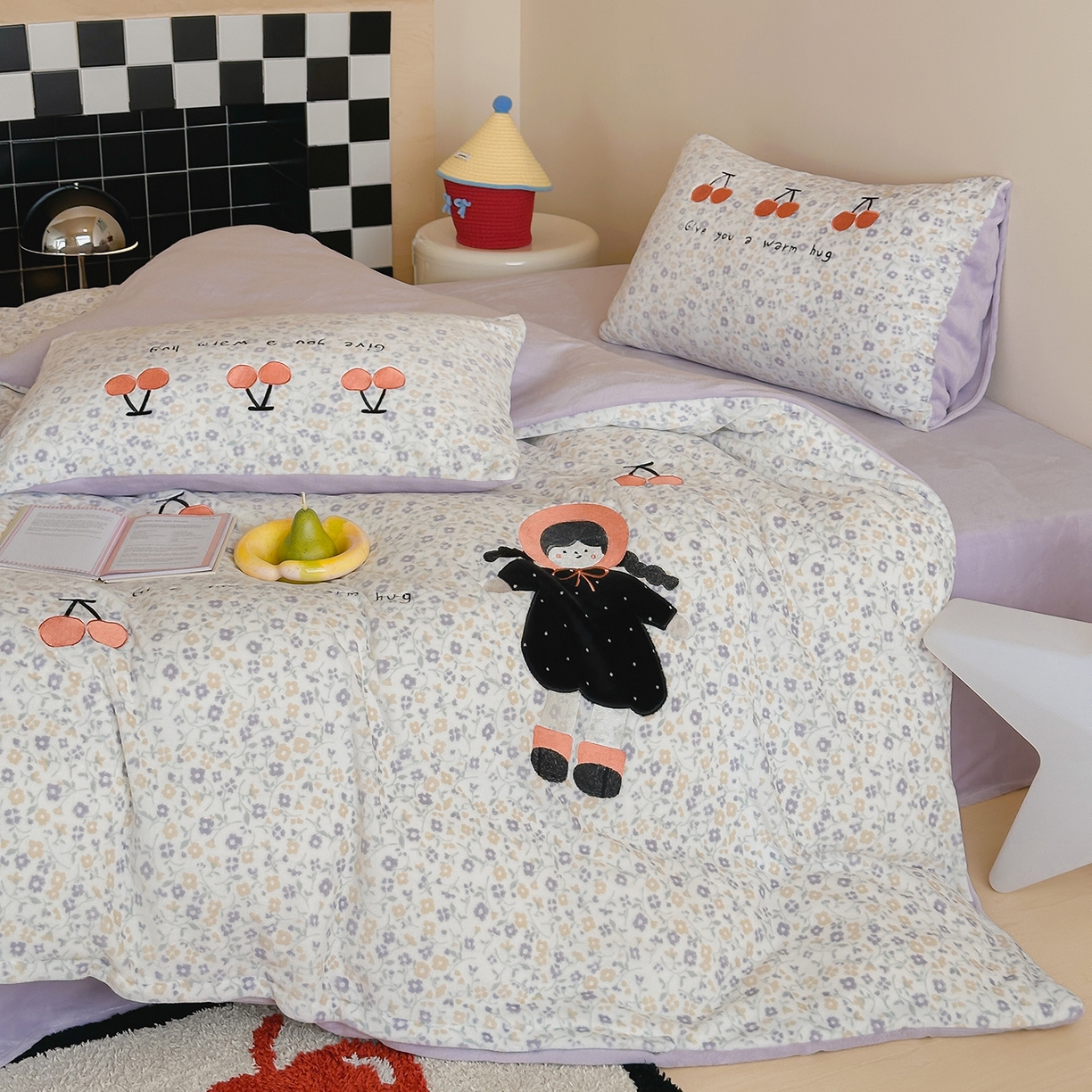 91家纺网 家纺一手货源 找家纺 桃子家居 2025新款A类ins兔毛贴布绣毛巾绣印加绣卡通少女加厚牛奶绒系列四件套 绒贴布绣-樱桃女孩