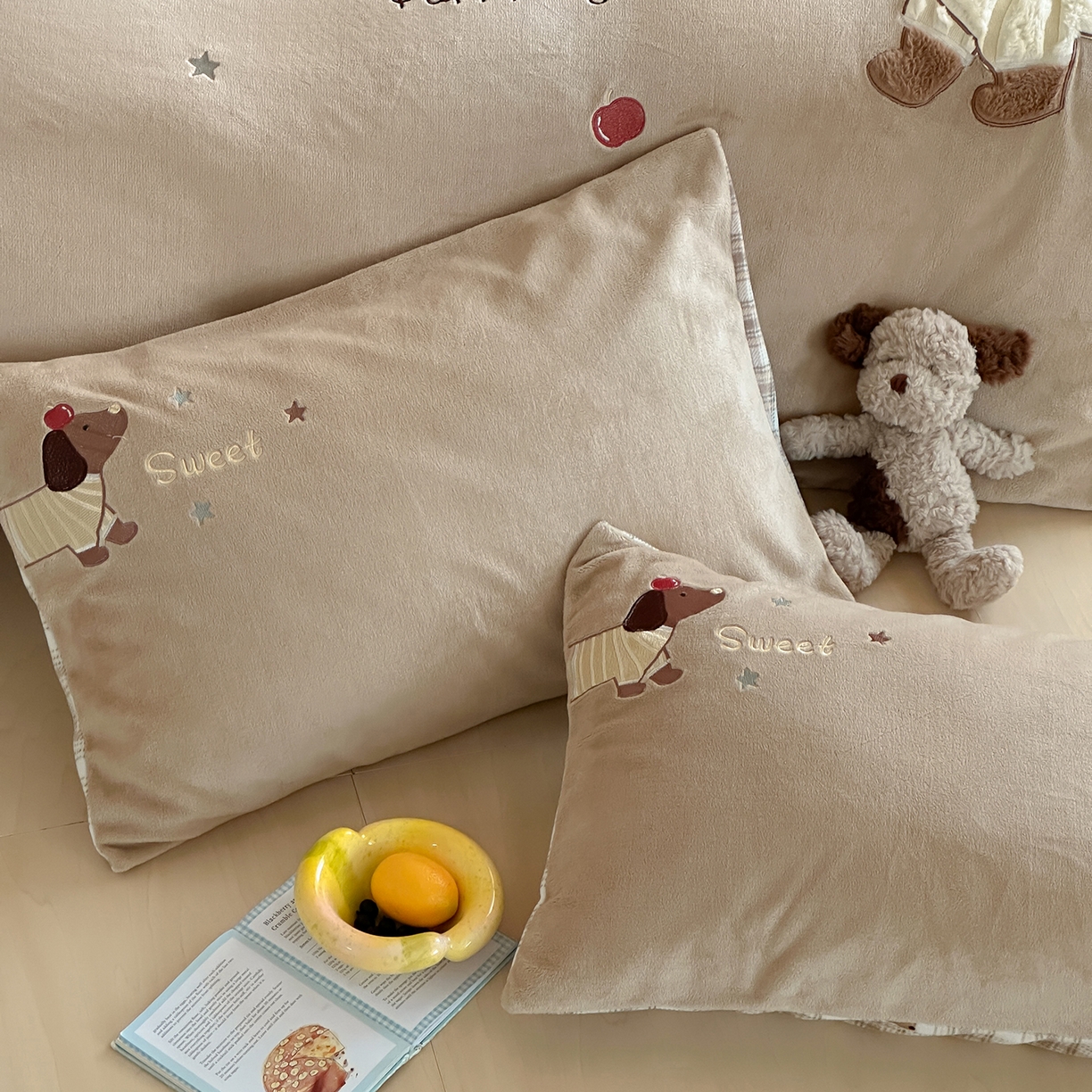 91家纺网 家纺一手货源 找家纺 桃子家居 2025新款A类ins兔毛贴布绣毛巾绣印加绣卡通少女加厚牛奶绒系列四件套 绒贴布绣-苹果腊肠狗