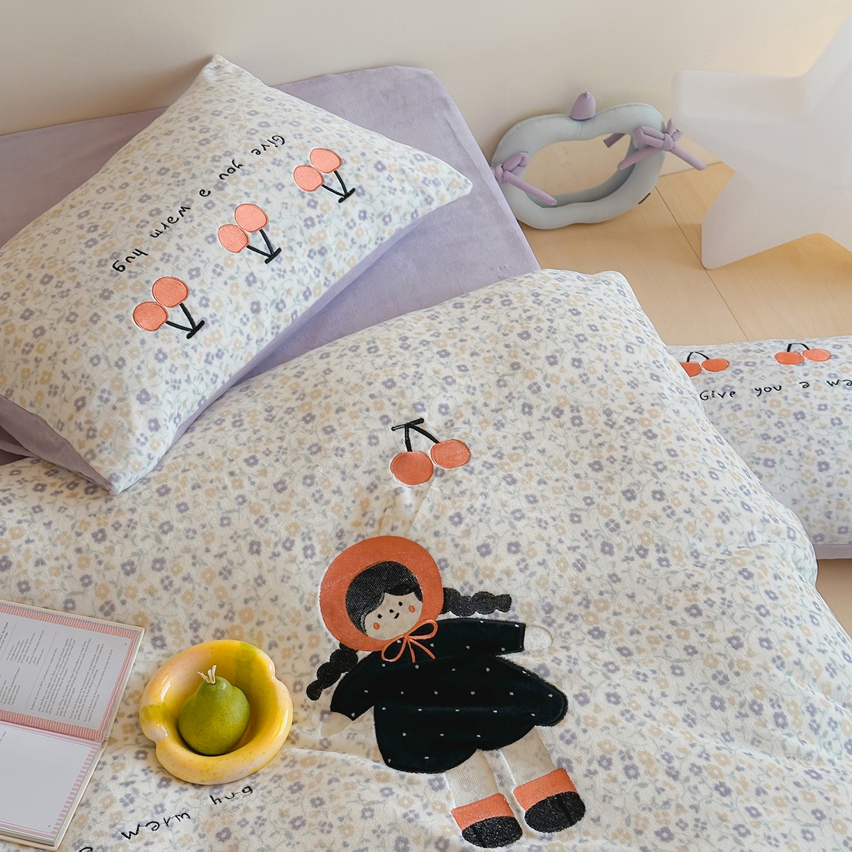 91家纺网 家纺一手货源 找家纺 桃子家居 2025新款A类ins兔毛贴布绣毛巾绣印加绣卡通少女加厚牛奶绒系列四件套 绒贴布绣-樱桃女孩