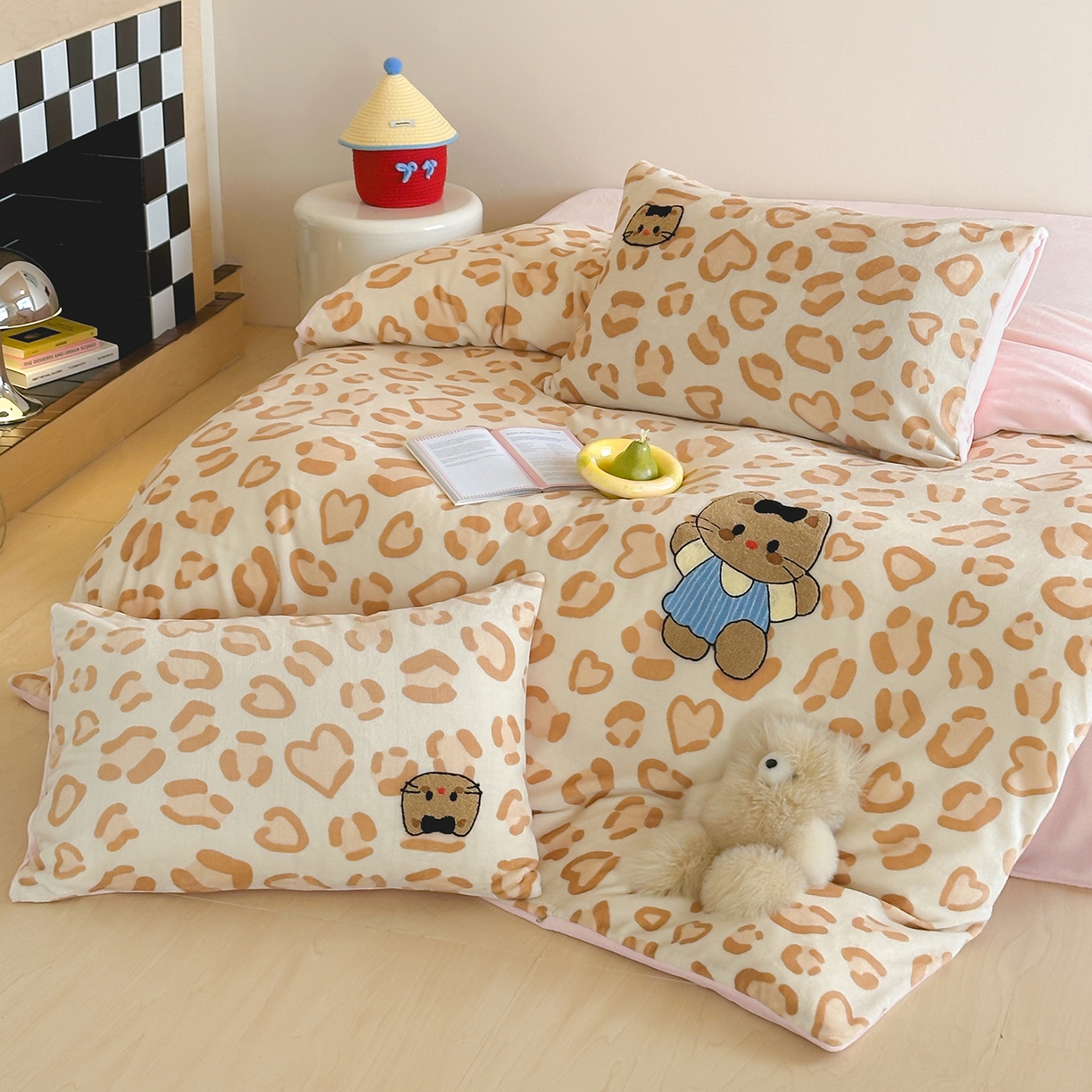 91家纺网 家纺一手货源 找家纺 桃子家居 2025新款A类ins兔毛贴布绣毛巾绣印加绣卡通少女加厚牛奶绒系列四件套 绒贴布绣-豹纹奶油猫