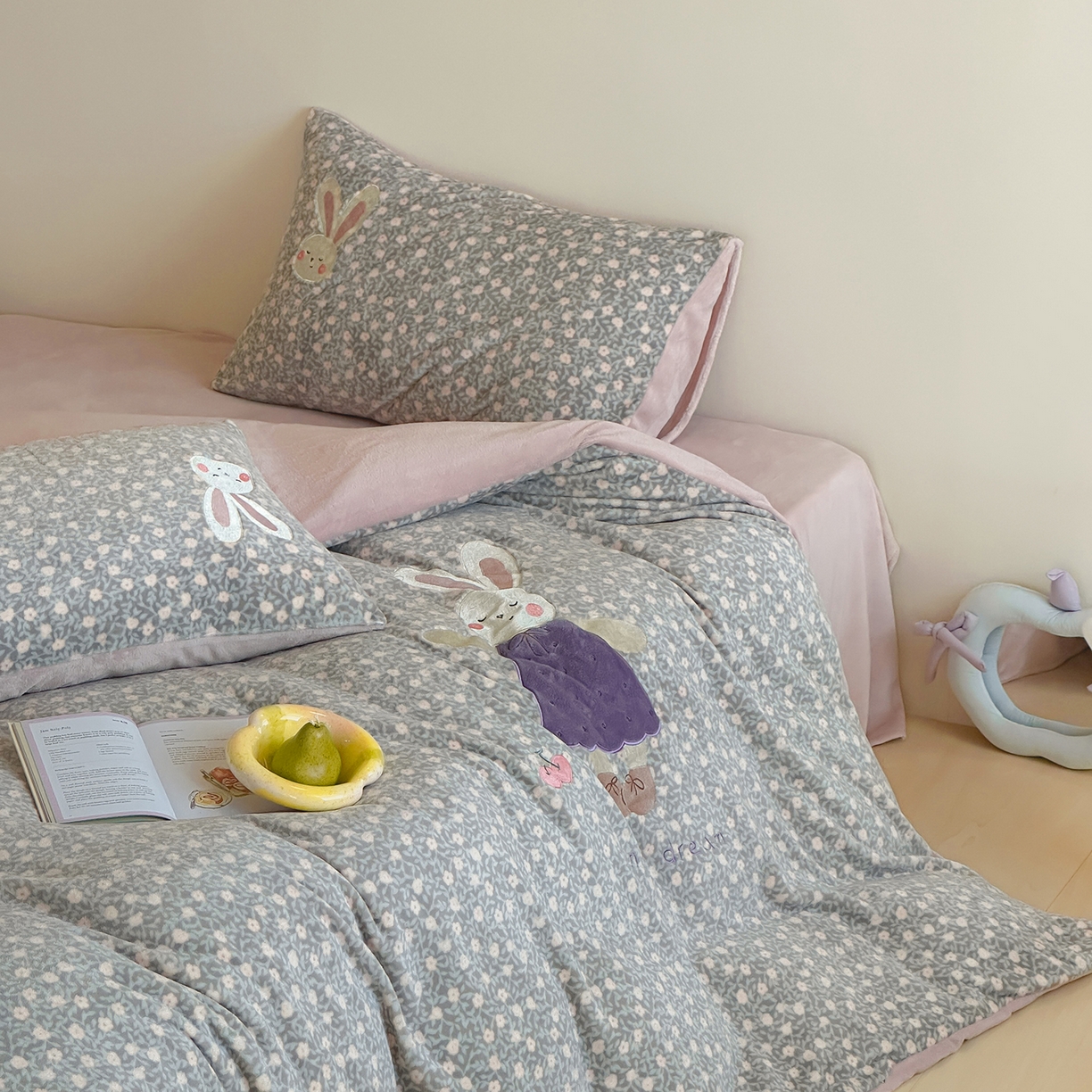 91家纺网 家纺一手货源 找家纺 桃子家居 2025新款A类ins兔毛贴布绣毛巾绣印加绣卡通少女加厚牛奶绒系列四件套 绒贴布绣-紫小兔