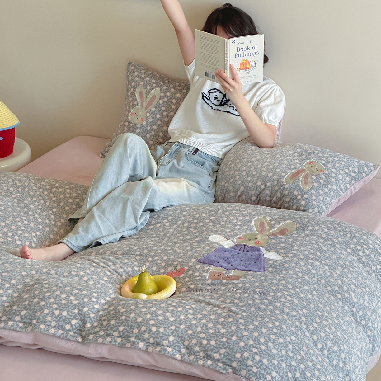 91家纺网 家纺一手货源 找家纺 桃子家居 2025新款A类ins兔毛贴布绣毛巾绣印加绣卡通少女加厚牛奶绒系列四件套 绒贴布绣-紫小兔