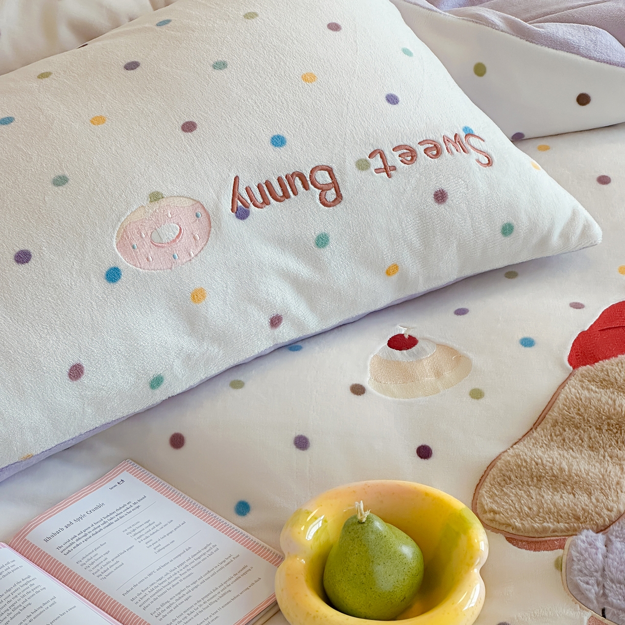 91家纺网 家纺一手货源 找家纺 桃子家居 2025新款A类ins兔毛贴布绣毛巾绣印加绣卡通少女加厚牛奶绒系列四件套 绒贴布绣-甜点兔