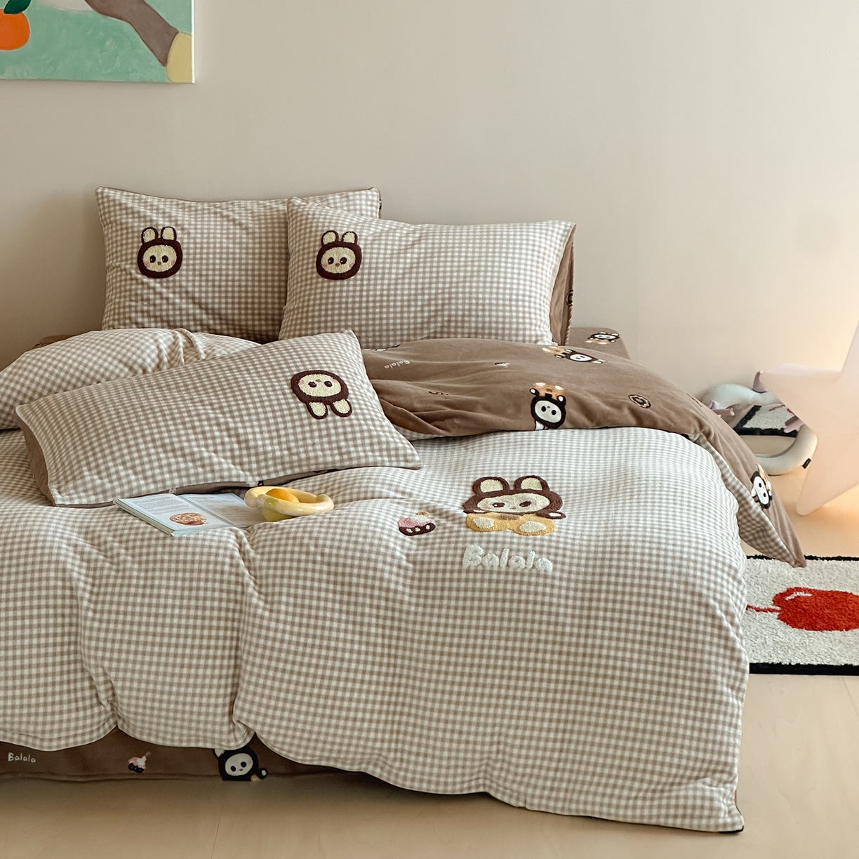 91家纺网 家纺一手货源 找家纺 桃子家居 2025新款A类ins兔毛贴布绣毛巾绣印加绣卡通少女加厚牛奶绒系列四件套 绒贴布绣-布拉拉