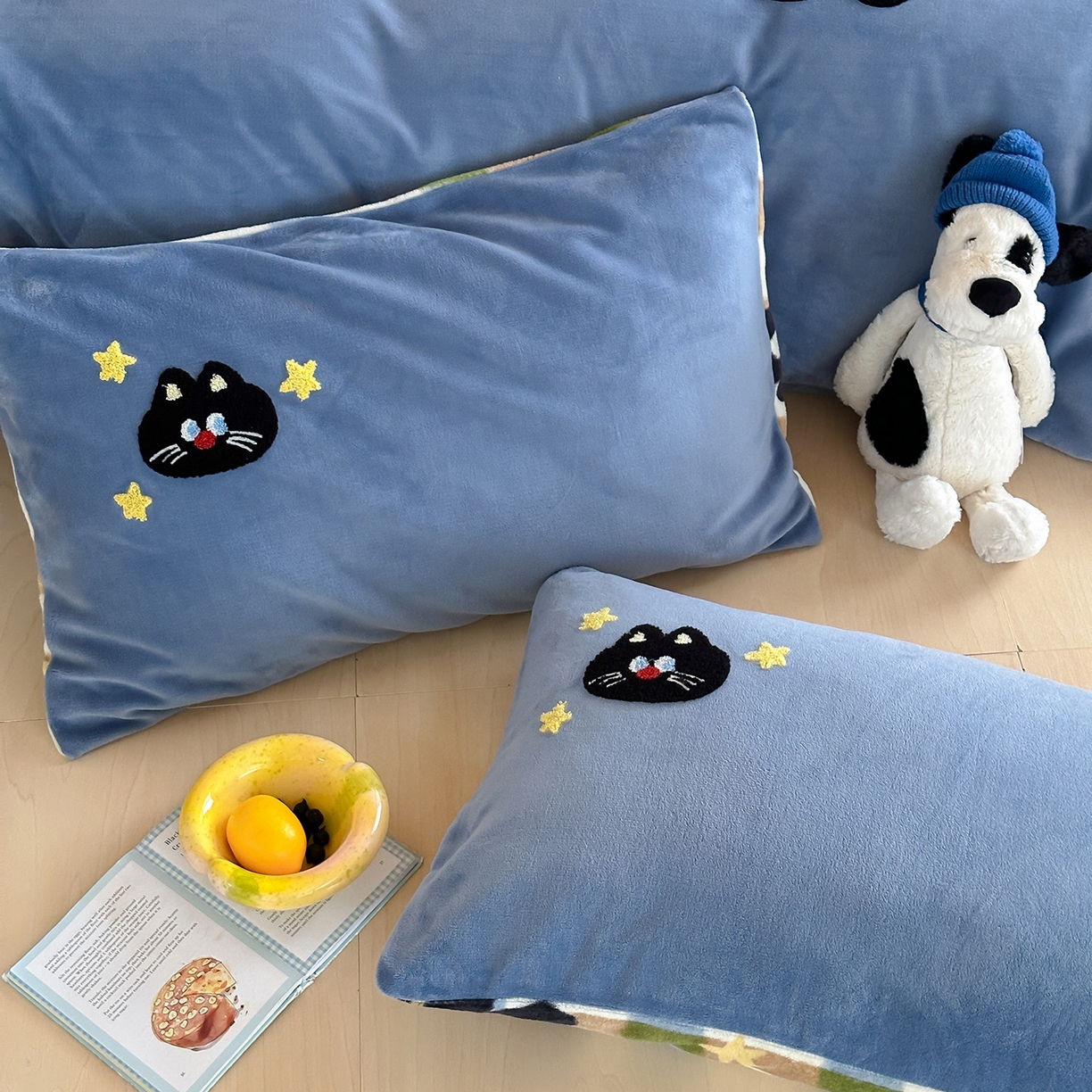 91家纺网 家纺一手货源 找家纺 桃子家居 2025新款A类ins兔毛贴布绣毛巾绣印加绣卡通少女加厚牛奶绒系列四件套 绒贴布绣-星星猫