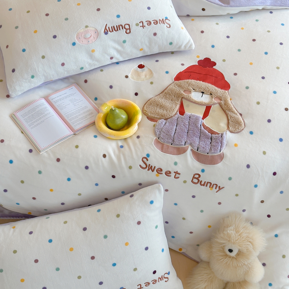 91家纺网 家纺一手货源 找家纺 桃子家居 2025新款A类ins兔毛贴布绣毛巾绣印加绣卡通少女加厚牛奶绒系列四件套 绒贴布绣-甜点兔