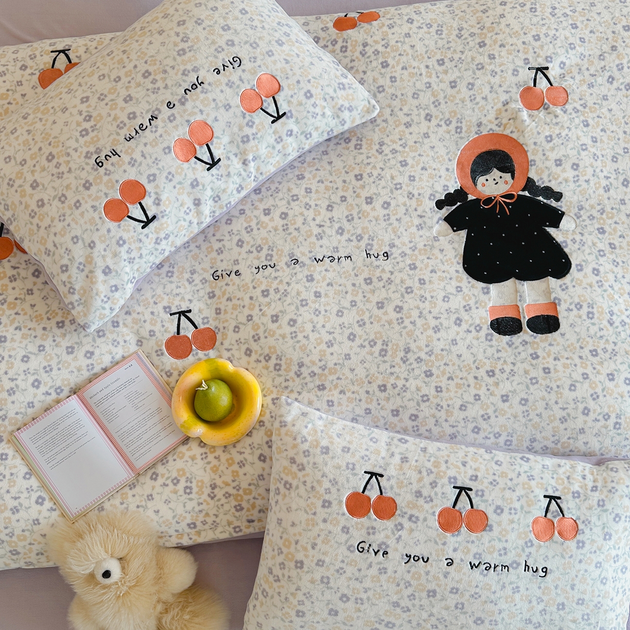 91家纺网 家纺一手货源 找家纺 桃子家居 2025新款A类ins兔毛贴布绣毛巾绣印加绣卡通少女加厚牛奶绒系列四件套 绒贴布绣-樱桃女孩