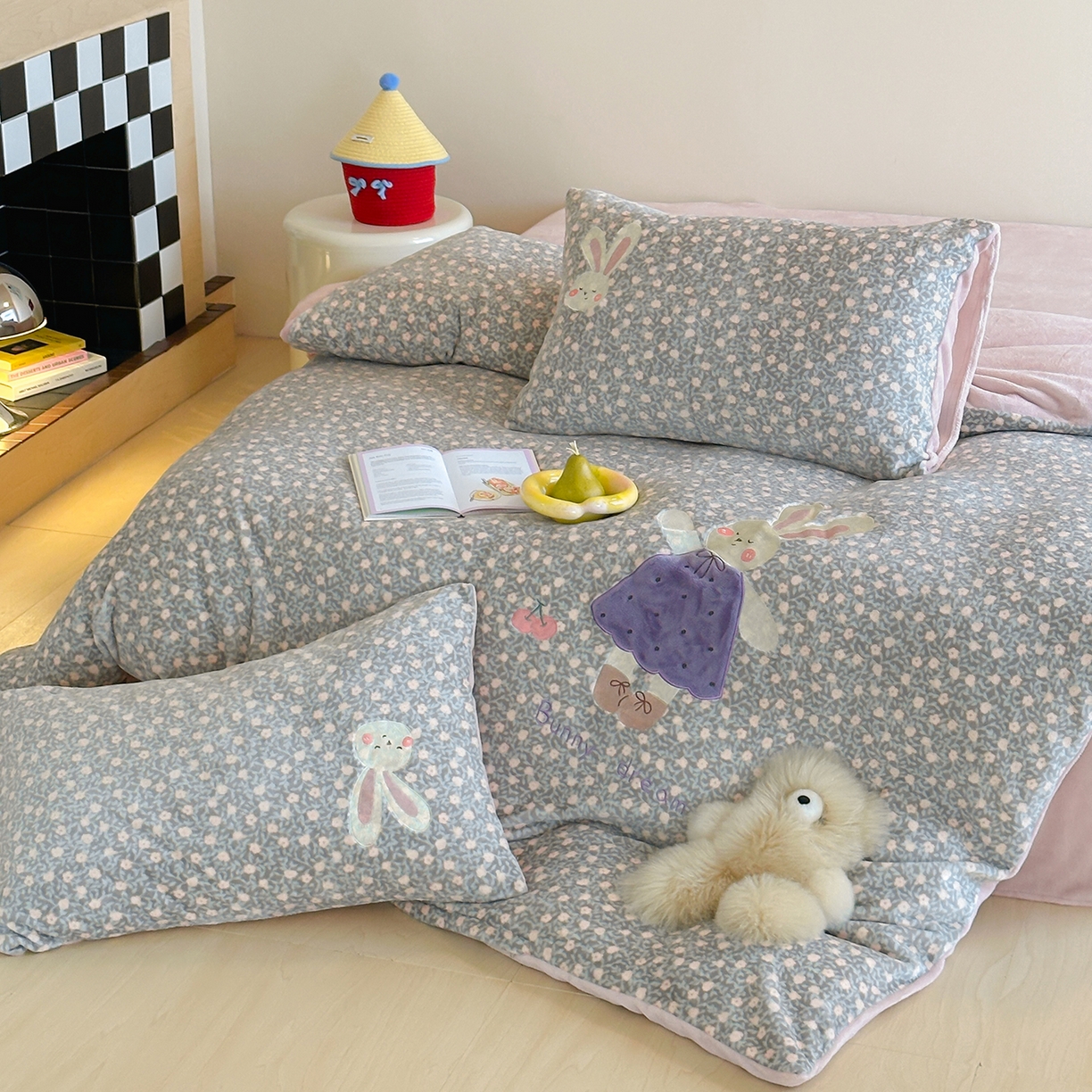 91家纺网 家纺一手货源 找家纺 桃子家居 2025新款A类ins兔毛贴布绣毛巾绣印加绣卡通少女加厚牛奶绒系列四件套 绒贴布绣-紫小兔