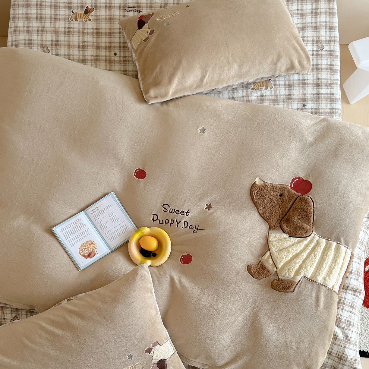 91家纺网 家纺一手货源 找家纺 桃子家居 2025新款A类ins兔毛贴布绣毛巾绣印加绣卡通少女加厚牛奶绒系列四件套 绒贴布绣-苹果腊肠狗