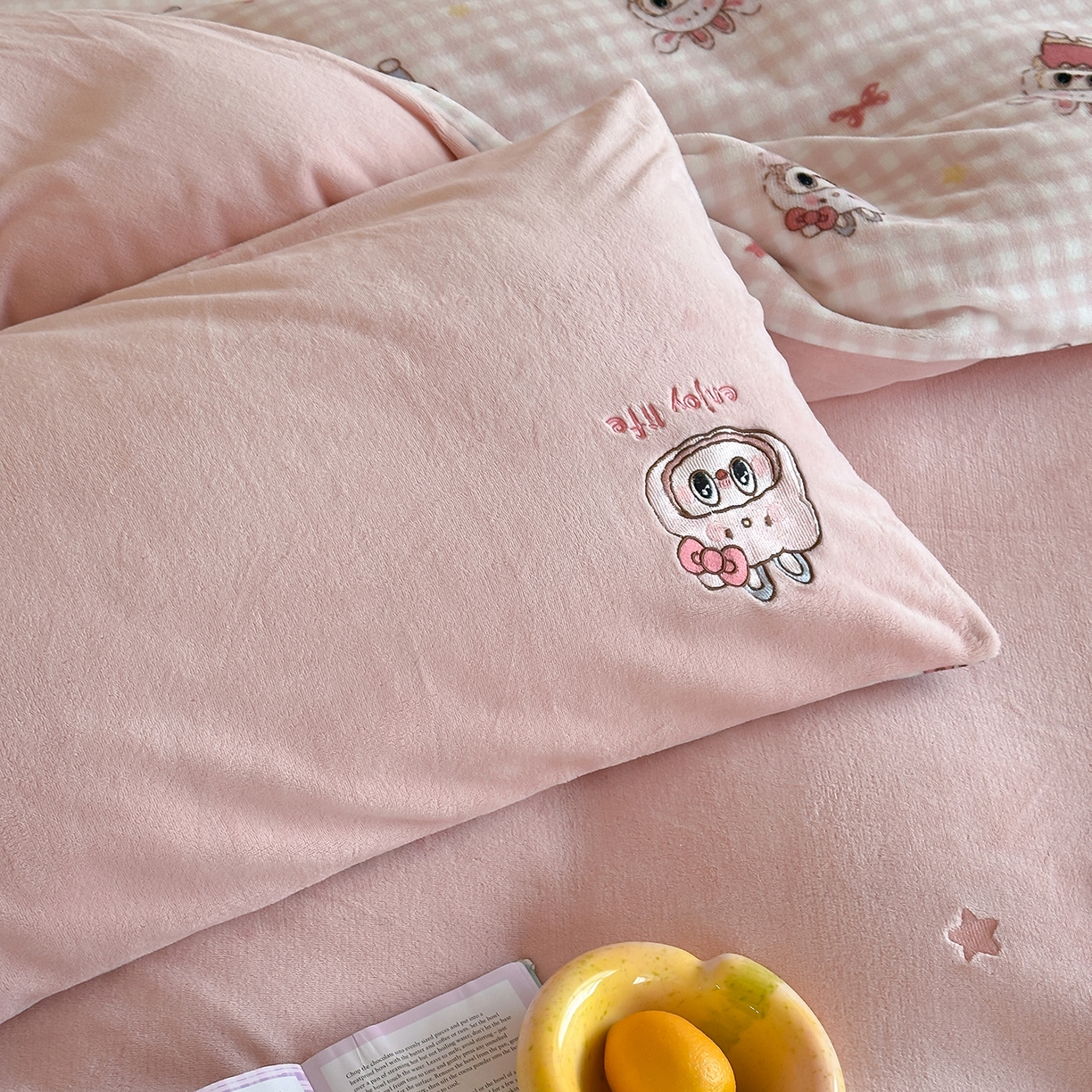 91家纺网 家纺一手货源 找家纺 桃子家居 2025新款A类ins兔毛贴布绣毛巾绣印加绣卡通少女加厚牛奶绒系列四件套 绒贴布绣-美可可