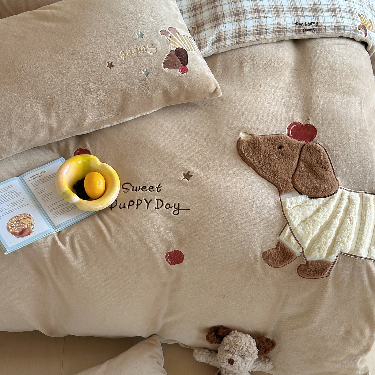 91家纺网 家纺一手货源 找家纺 桃子家居 2025新款A类ins兔毛贴布绣毛巾绣印加绣卡通少女加厚牛奶绒系列四件套 绒贴布绣-苹果腊肠狗