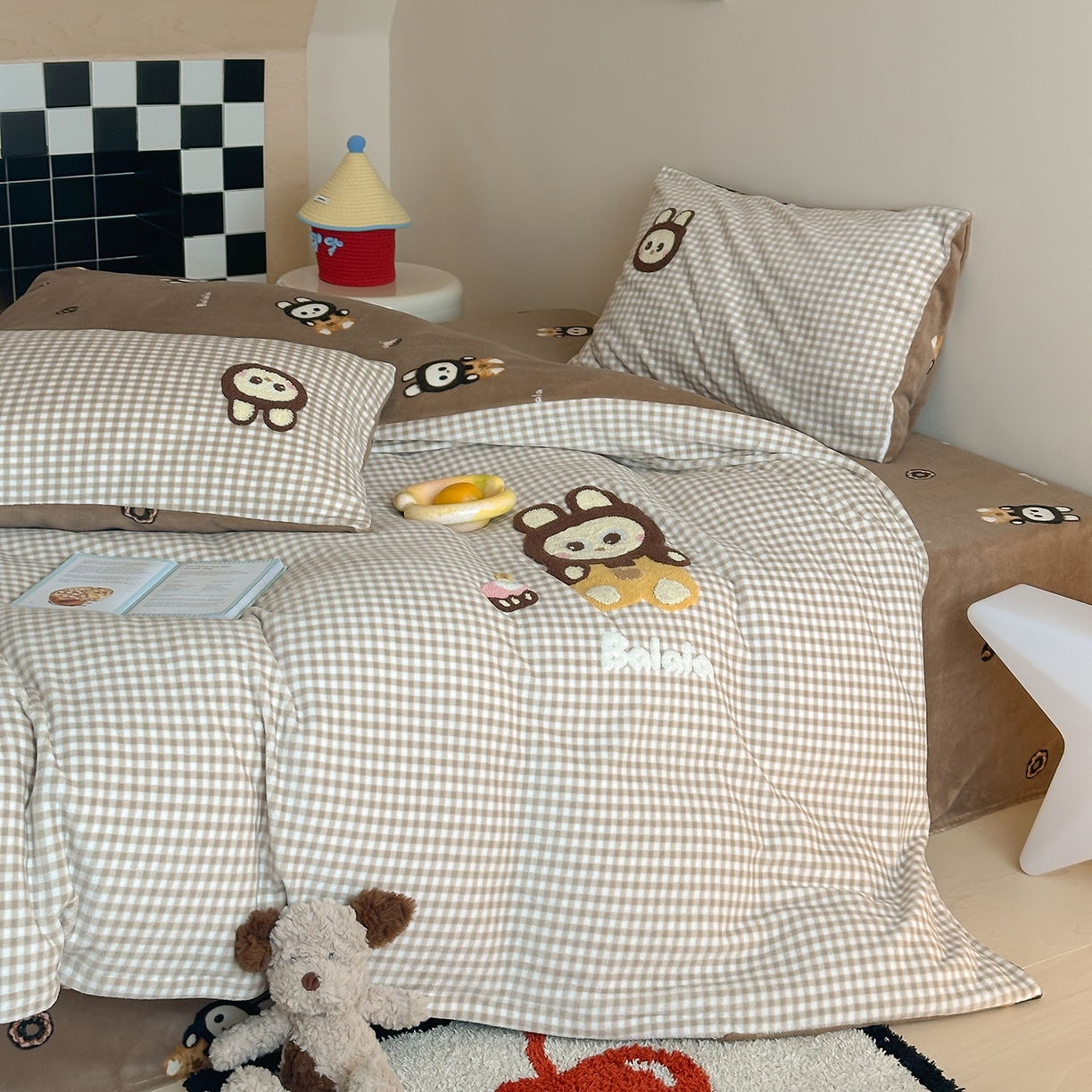 91家纺网 家纺一手货源 找家纺 桃子家居 2025新款A类ins兔毛贴布绣毛巾绣印加绣卡通少女加厚牛奶绒系列四件套 绒贴布绣-布拉拉