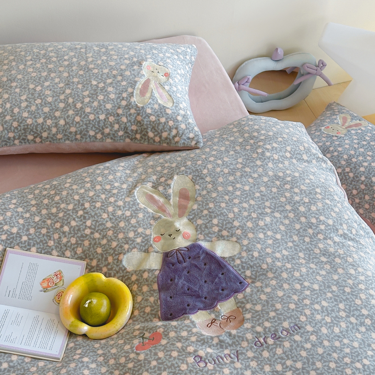 91家纺网 家纺一手货源 找家纺 桃子家居 2025新款A类ins兔毛贴布绣毛巾绣印加绣卡通少女加厚牛奶绒系列四件套 绒贴布绣-紫小兔