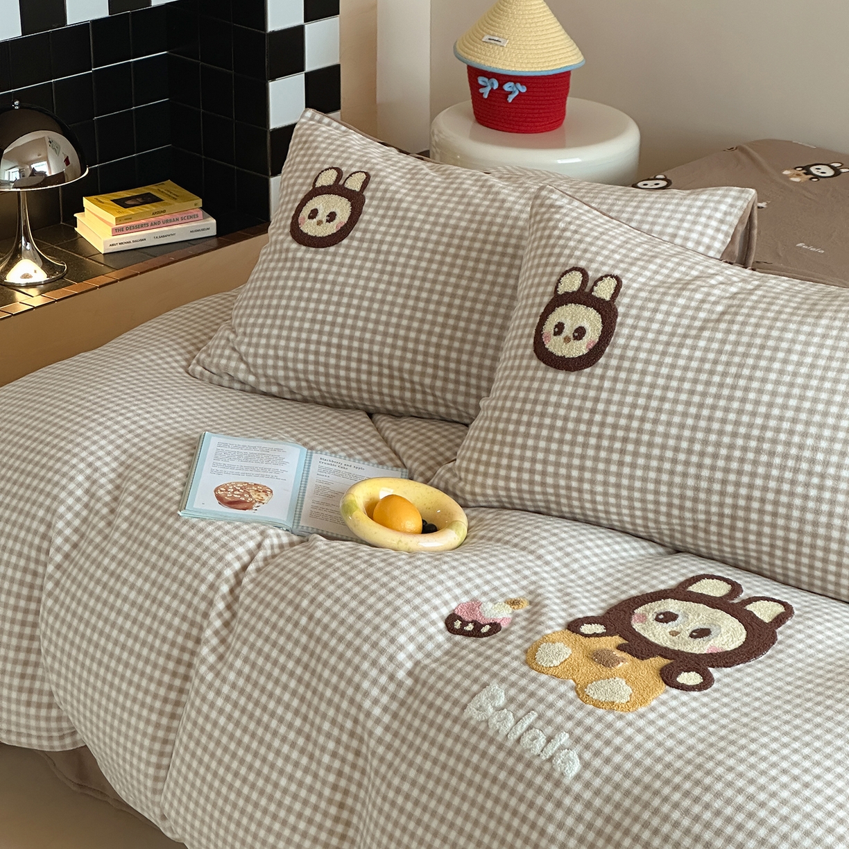 91家纺网 家纺一手货源 找家纺 桃子家居 2025新款A类ins兔毛贴布绣毛巾绣印加绣卡通少女加厚牛奶绒系列四件套 绒贴布绣-布拉拉