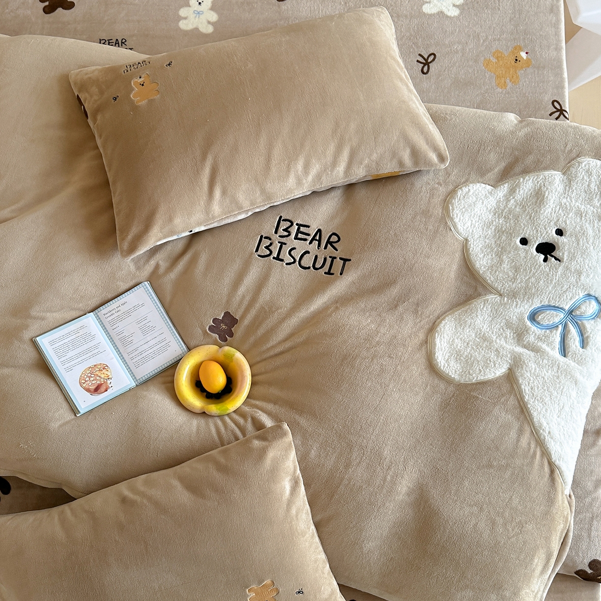 91家纺网 家纺一手货源 找家纺 桃子家居 2025新款A类ins兔毛贴布绣毛巾绣印加绣卡通少女加厚牛奶绒系列四件套 绒贴布绣-奶白熊