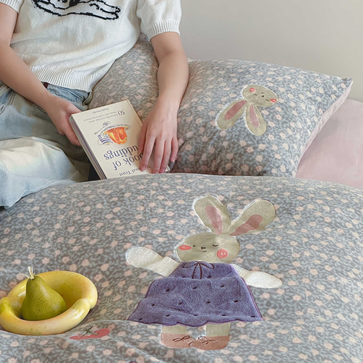 91家纺网 家纺一手货源 找家纺 桃子家居 2025新款A类ins兔毛贴布绣毛巾绣印加绣卡通少女加厚牛奶绒系列四件套 绒贴布绣-紫小兔