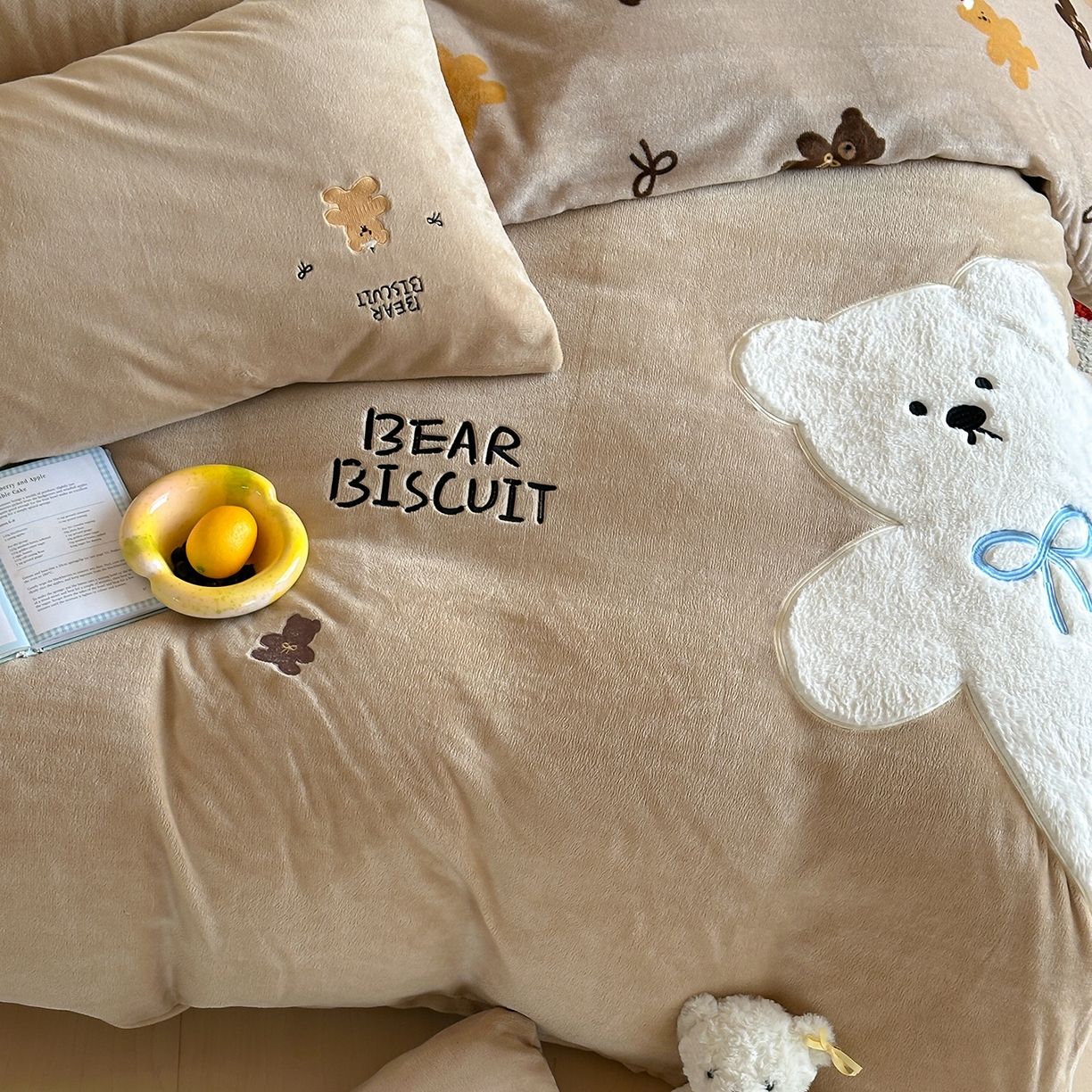 91家纺网 家纺一手货源 找家纺 桃子家居 2025新款A类ins兔毛贴布绣毛巾绣印加绣卡通少女加厚牛奶绒系列四件套 绒贴布绣-奶白熊