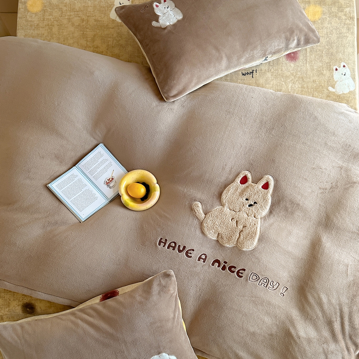 91家纺网 家纺一手货源 找家纺 桃子家居 2025新款A类ins兔毛贴布绣毛巾绣印加绣卡通少女加厚牛奶绒系列四件套 绒贴布绣-西高地小狗