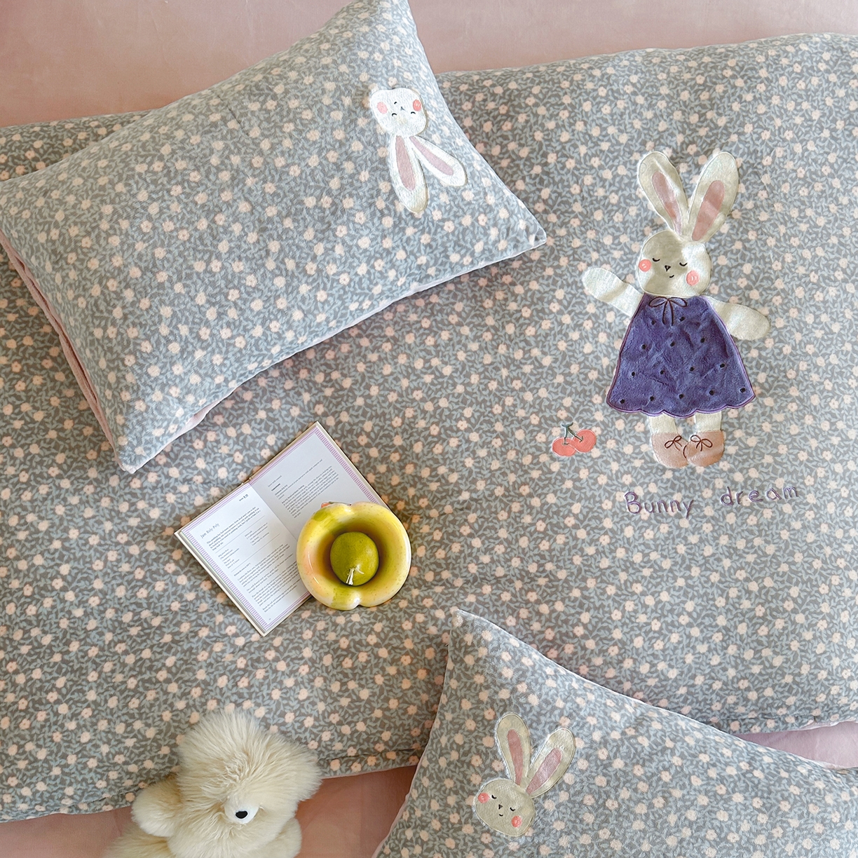 91家纺网 家纺一手货源 找家纺 桃子家居 2025新款A类ins兔毛贴布绣毛巾绣印加绣卡通少女加厚牛奶绒系列四件套 绒贴布绣-紫小兔