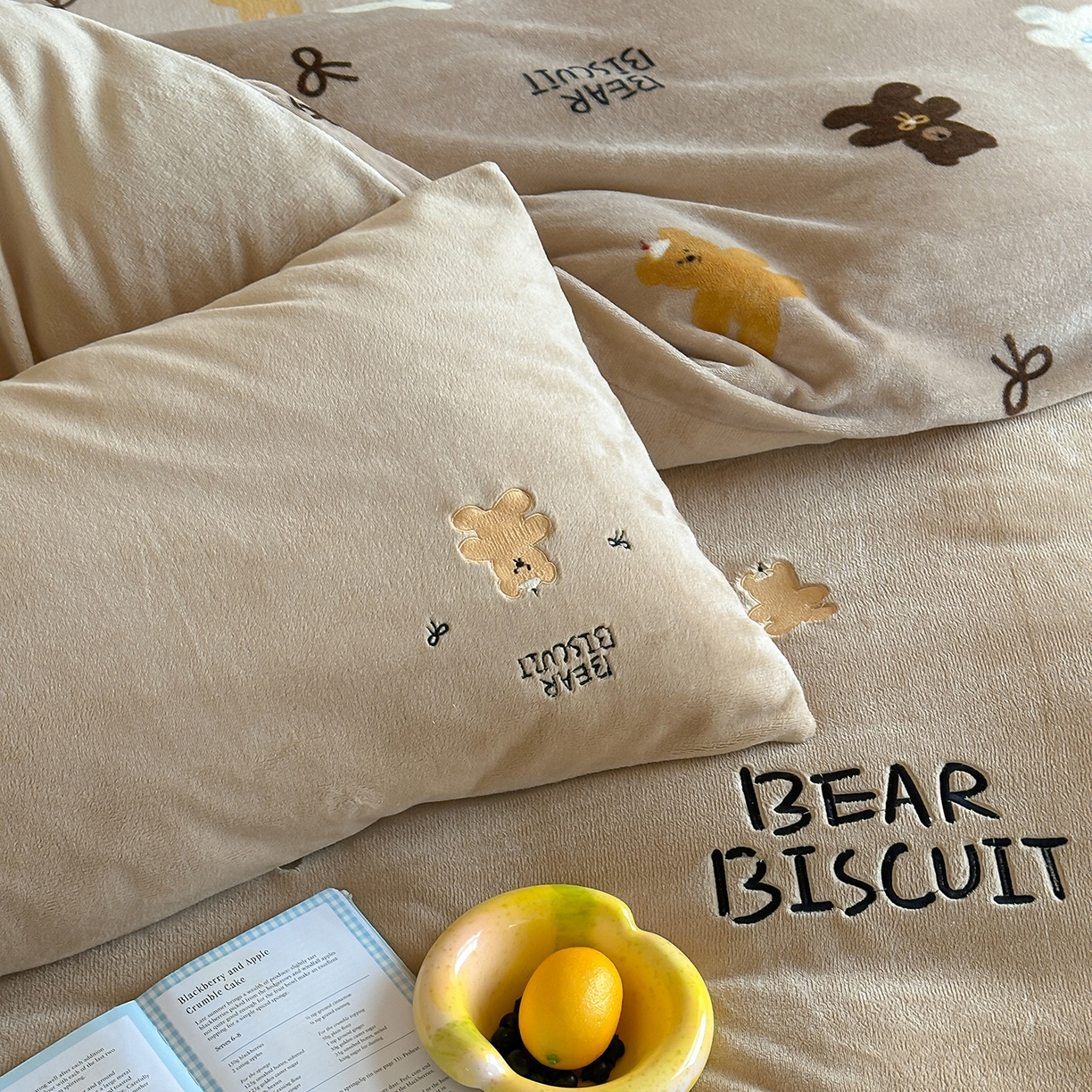 91家纺网 家纺一手货源 找家纺 桃子家居 2025新款A类ins兔毛贴布绣毛巾绣印加绣卡通少女加厚牛奶绒系列四件套 绒贴布绣-奶白熊