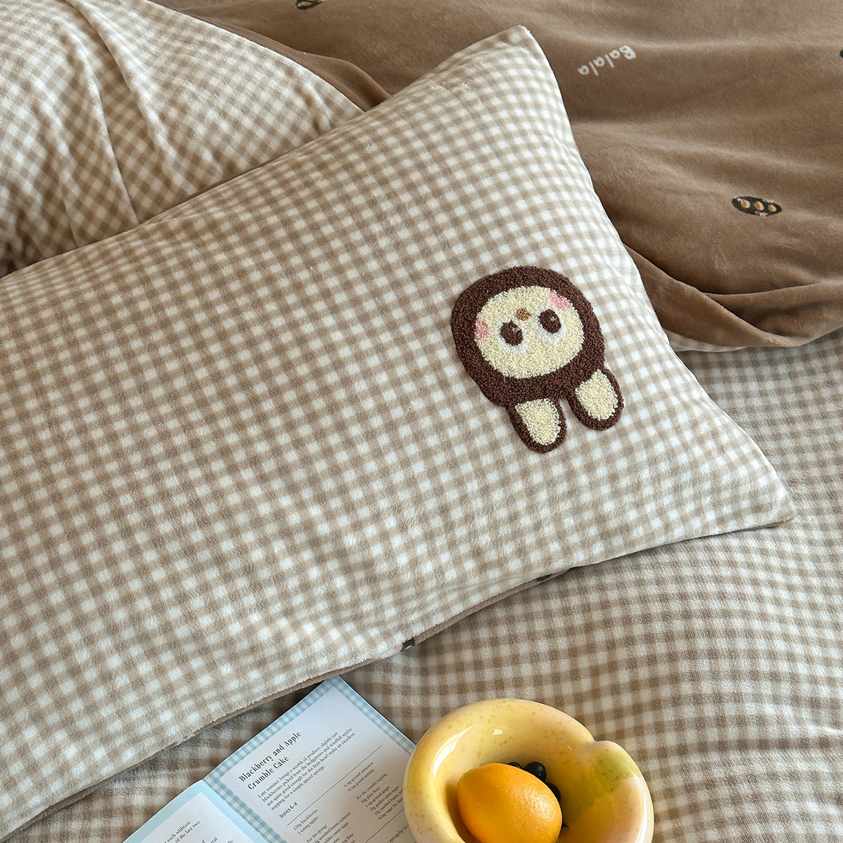 91家纺网 家纺一手货源 找家纺 桃子家居 2025新款A类ins兔毛贴布绣毛巾绣印加绣卡通少女加厚牛奶绒系列四件套 绒贴布绣-布拉拉