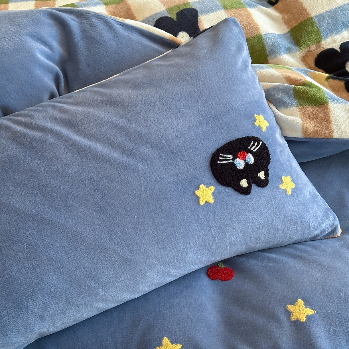 91家纺网 家纺一手货源 找家纺 桃子家居 2025新款A类ins兔毛贴布绣毛巾绣印加绣卡通少女加厚牛奶绒系列四件套 绒贴布绣-星星猫