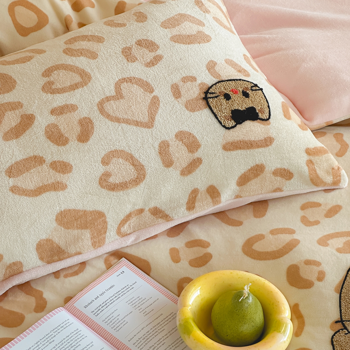 91家纺网 家纺一手货源 找家纺 桃子家居 2025新款A类ins兔毛贴布绣毛巾绣印加绣卡通少女加厚牛奶绒系列四件套 绒贴布绣-豹纹奶油猫