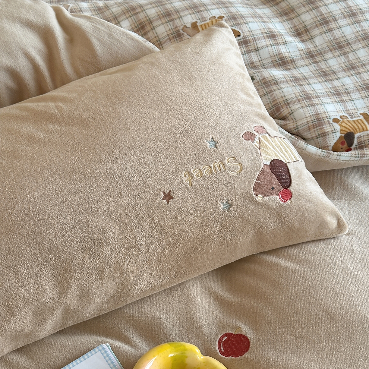 91家纺网 家纺一手货源 找家纺 桃子家居 2025新款A类ins兔毛贴布绣毛巾绣印加绣卡通少女加厚牛奶绒系列四件套 绒贴布绣-苹果腊肠狗