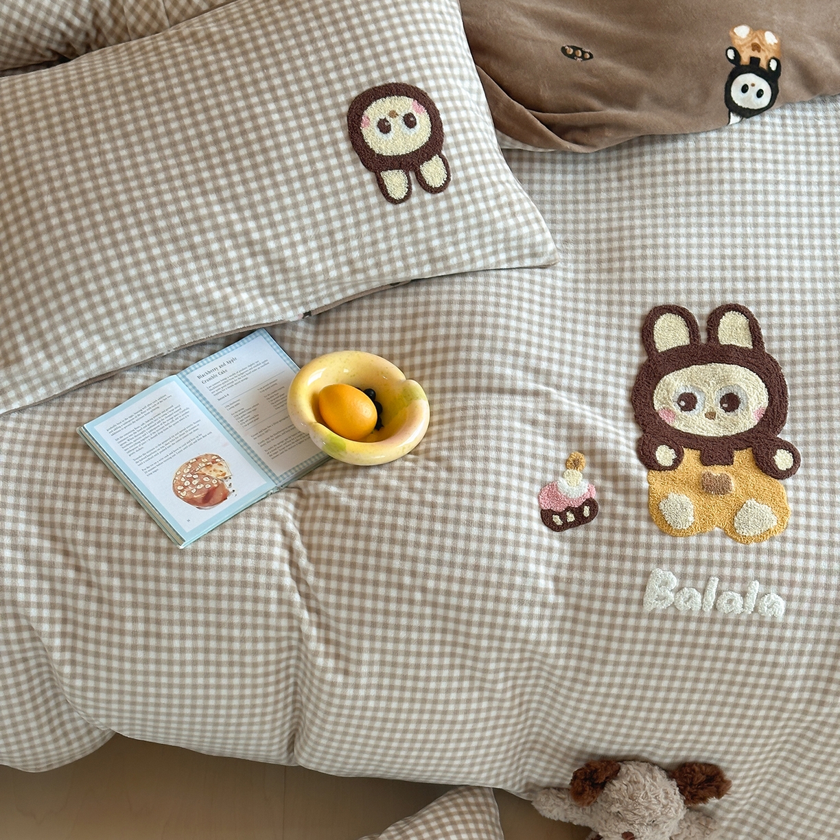 91家纺网 家纺一手货源 找家纺 桃子家居 2025新款A类ins兔毛贴布绣毛巾绣印加绣卡通少女加厚牛奶绒系列四件套 绒贴布绣-布拉拉