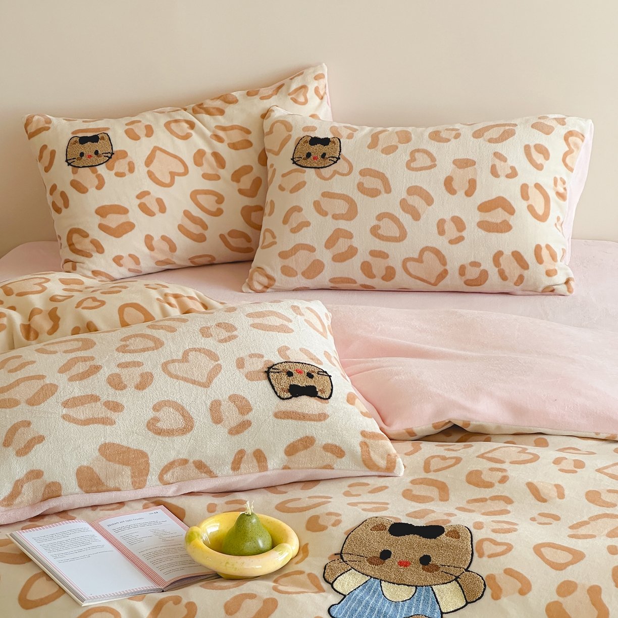 91家纺网 家纺一手货源 找家纺 （总）桃子家居 2025新款A类ins兔毛贴布绣毛巾绣印加绣卡通少女加厚牛奶绒系列四件套