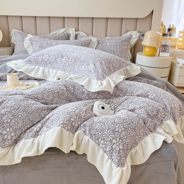 91家纺网 家纺一手货源 找家纺 印季家纺 2025新款花边款立体剪花牛奶绒四件套 灰咖