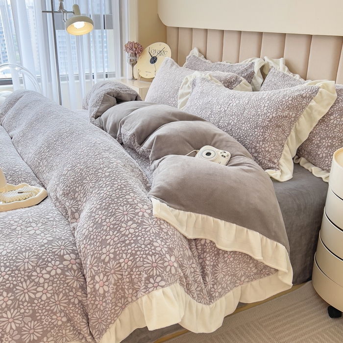 91家纺网 家纺一手货源 找家纺 印季家纺 2025新款花边款立体剪花牛奶绒四件套 灰咖