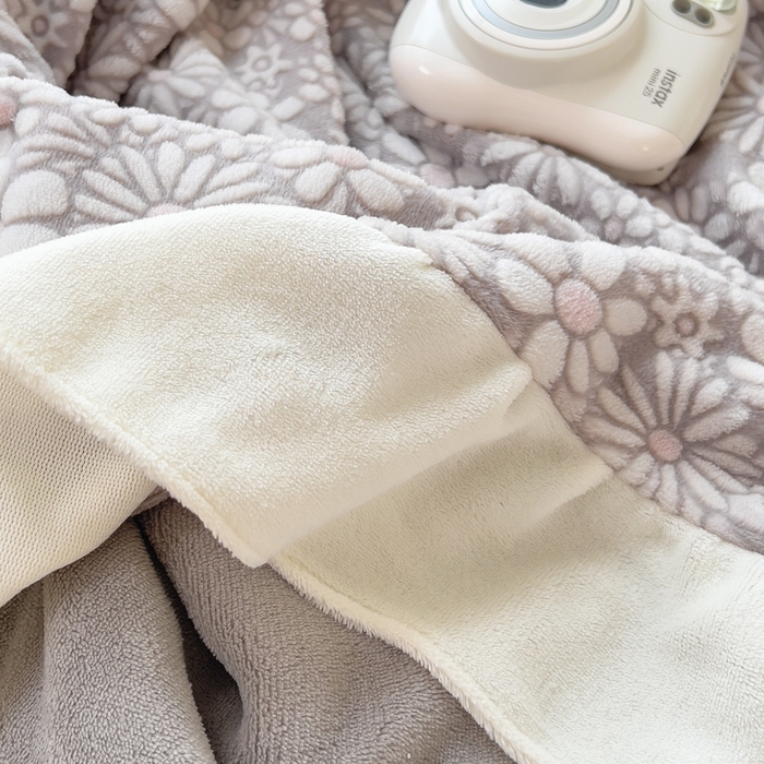 91家纺网 家纺一手货源 找家纺 印季家纺 2025新款花边款立体剪花牛奶绒四件套 灰咖