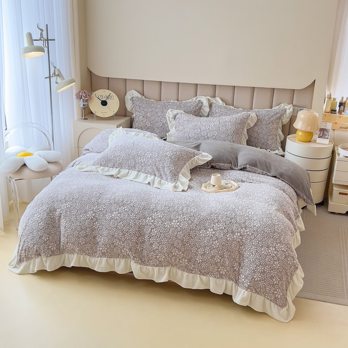 91家纺网 家纺一手货源 找家纺 印季家纺 2025新款花边款立体剪花牛奶绒四件套 灰咖