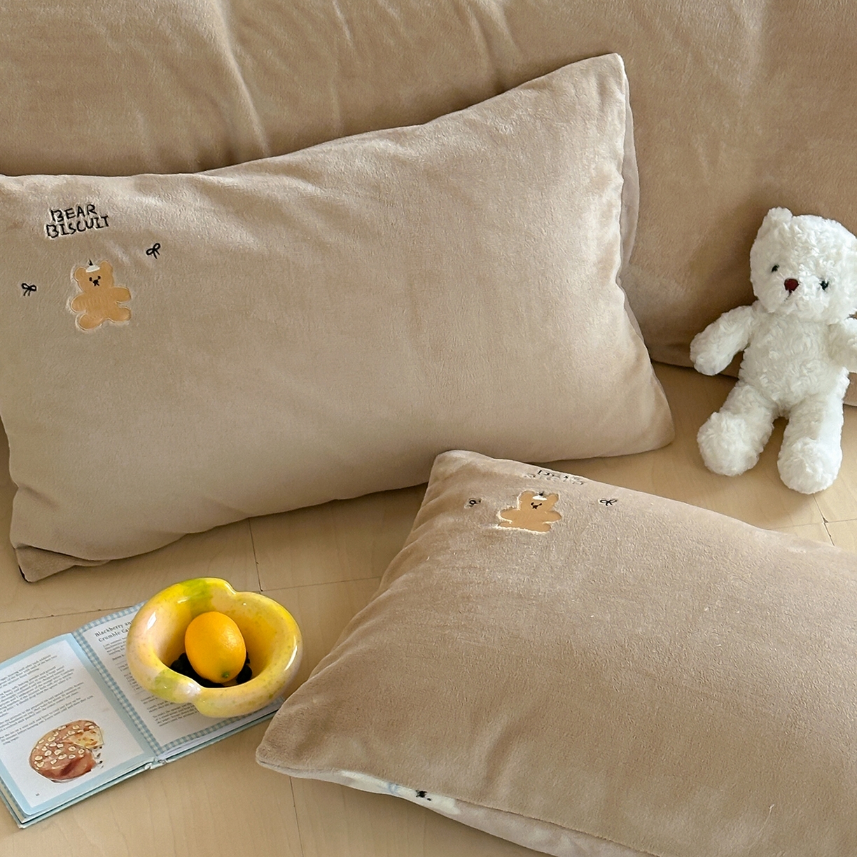 91家纺网 家纺一手货源 找家纺 桃子家居 2025新款A类ins兔毛贴布绣毛巾绣印加绣卡通少女加厚牛奶绒系列四件套 绒贴布绣-奶白熊