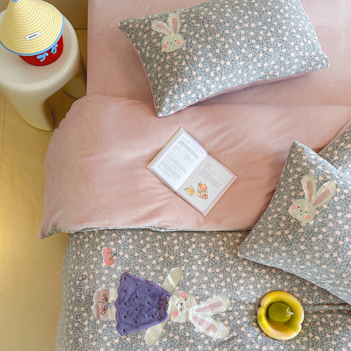 91家纺网 家纺一手货源 找家纺 桃子家居 2025新款A类ins兔毛贴布绣毛巾绣印加绣卡通少女加厚牛奶绒系列四件套 绒贴布绣-紫小兔