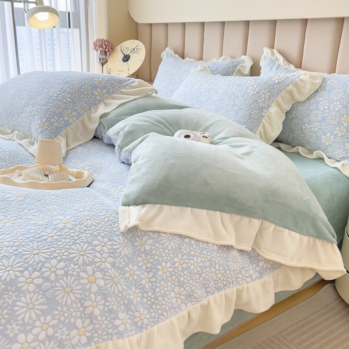 91家纺网 家纺一手货源 找家纺 印季家纺 2025新款花边款立体剪花牛奶绒四件套 天蓝