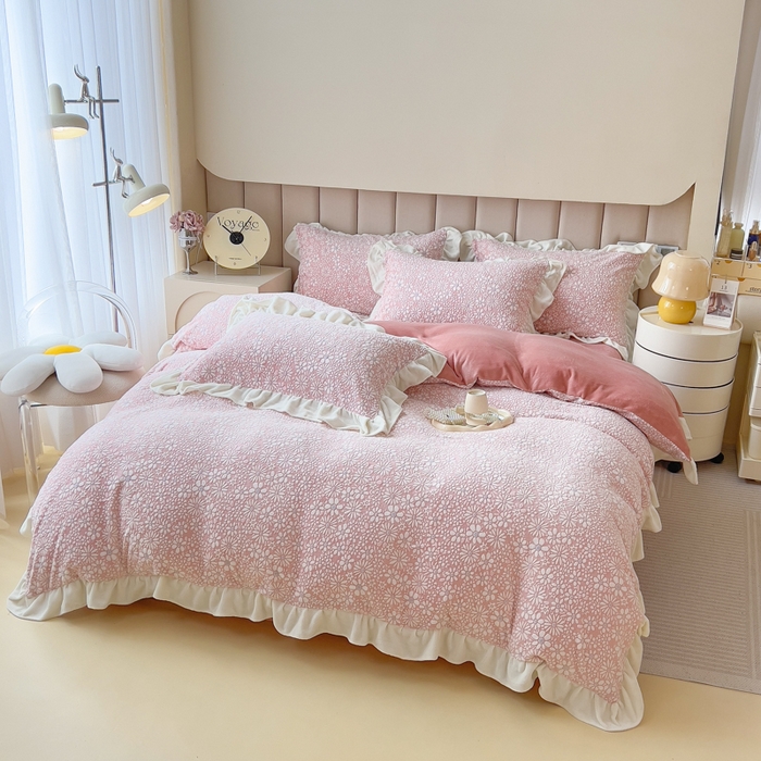 91家纺网 家纺一手货源 找家纺 （总）印季家纺 2025新款花边款立体剪花牛奶绒四件套