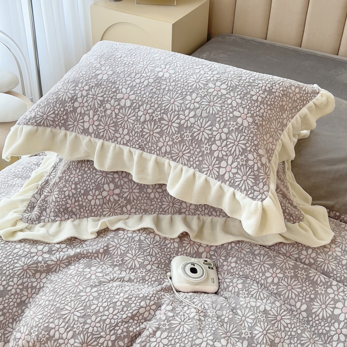 91家纺网 家纺一手货源 找家纺 印季家纺 2025新款花边款立体剪花牛奶绒四件套 灰咖