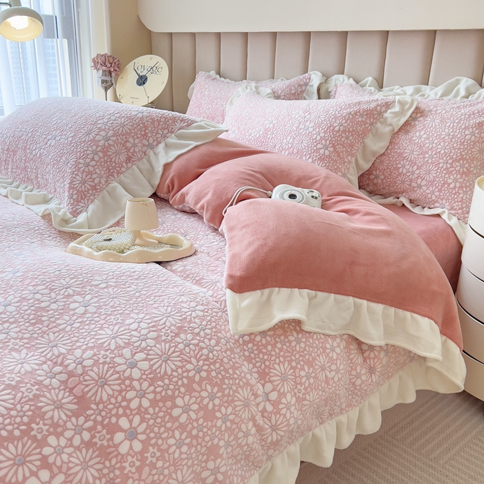 91家纺网 家纺一手货源 找家纺 印季家纺 2025新款花边款立体剪花牛奶绒四件套 豆沙