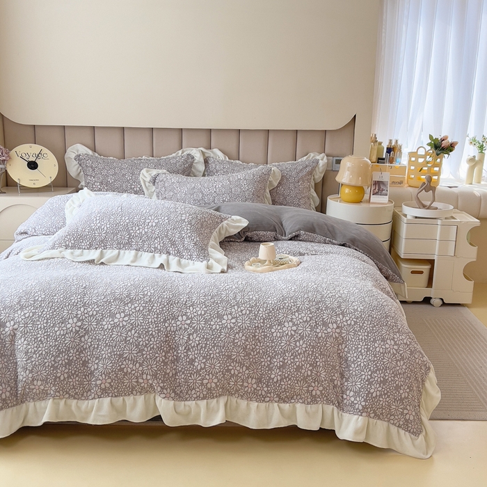 91家纺网 家纺一手货源 找家纺 印季家纺 2025新款花边款立体剪花牛奶绒四件套 灰咖