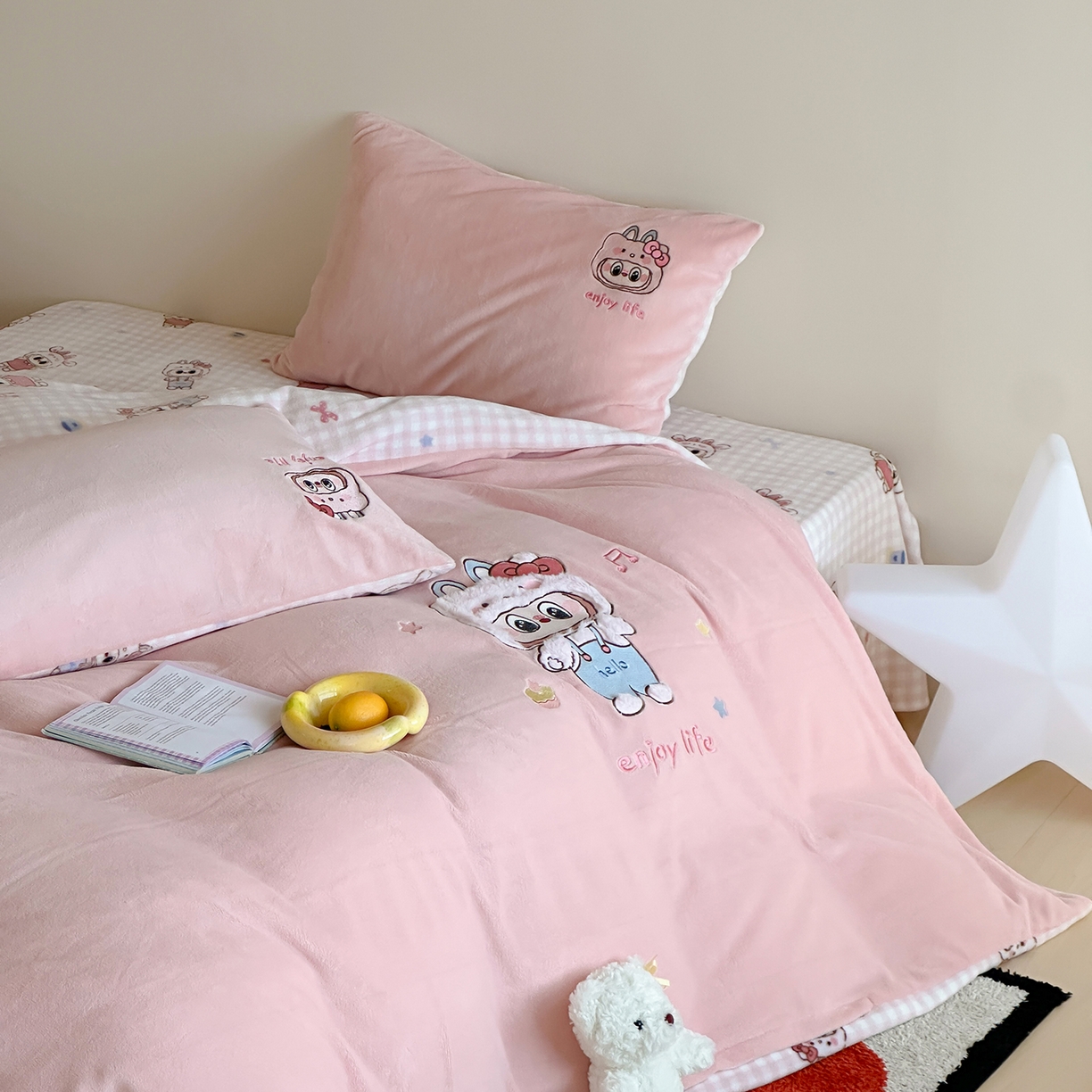 91家纺网 家纺一手货源 找家纺 桃子家居 2025新款A类ins兔毛贴布绣毛巾绣印加绣卡通少女加厚牛奶绒系列四件套 绒贴布绣-美可可
