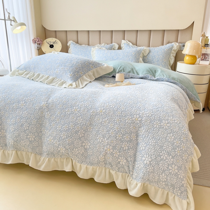 91家纺网 家纺一手货源 找家纺 印季家纺 2025新款花边款立体剪花牛奶绒四件套 天蓝