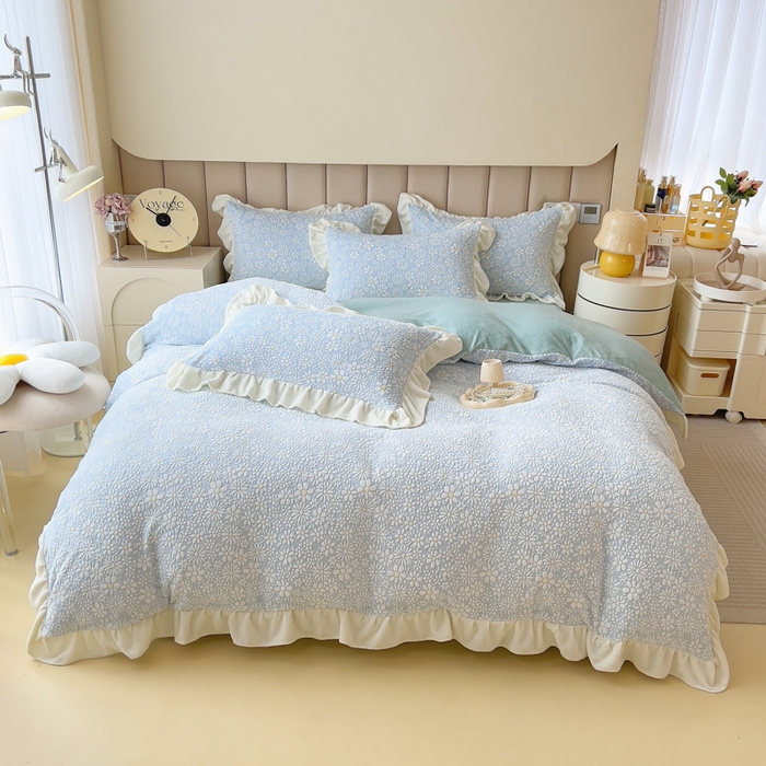 91家纺网 家纺一手货源 找家纺 印季家纺 2025新款花边款立体剪花牛奶绒四件套 天蓝