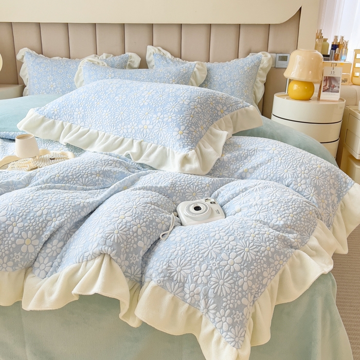 91家纺网 家纺一手货源 找家纺 印季家纺 2025新款花边款立体剪花牛奶绒四件套 天蓝
