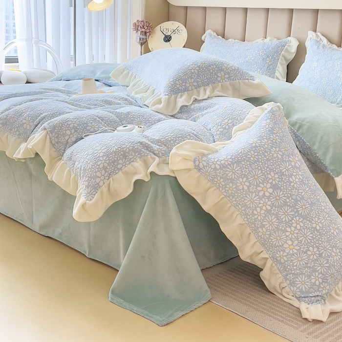 91家纺网 家纺一手货源 找家纺 印季家纺 2025新款花边款立体剪花牛奶绒四件套 天蓝