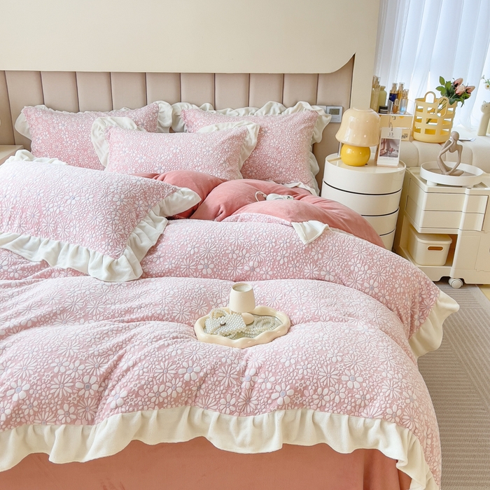 91家纺网 家纺一手货源 找家纺 印季家纺 2025新款花边款立体剪花牛奶绒四件套 豆沙