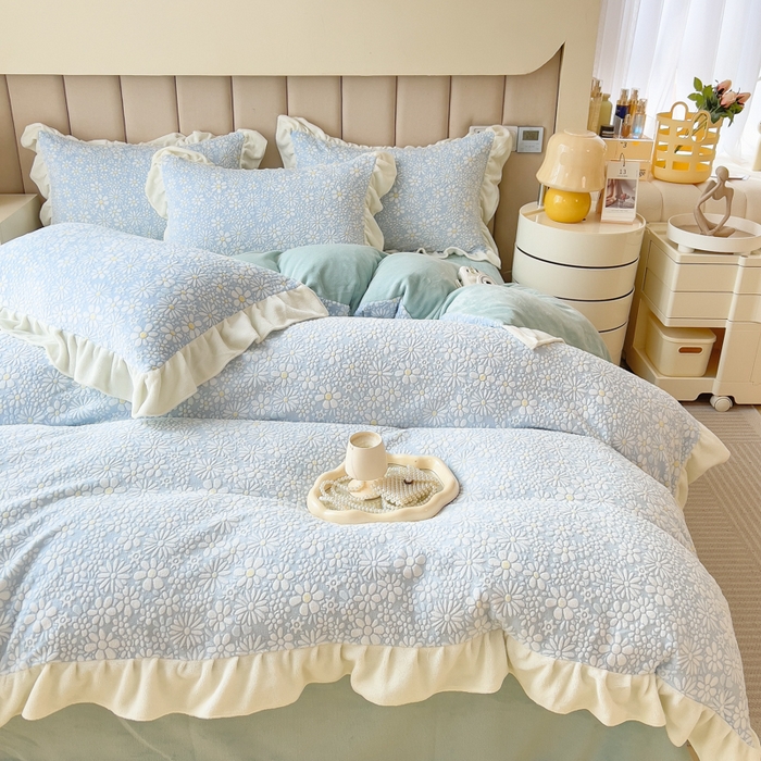91家纺网 家纺一手货源 找家纺 印季家纺 2025新款花边款立体剪花牛奶绒四件套 天蓝