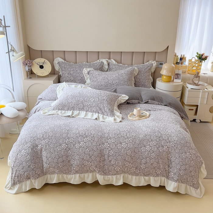 91家纺网 家纺一手货源 找家纺 印季家纺 2025新款花边款立体剪花牛奶绒四件套 灰咖